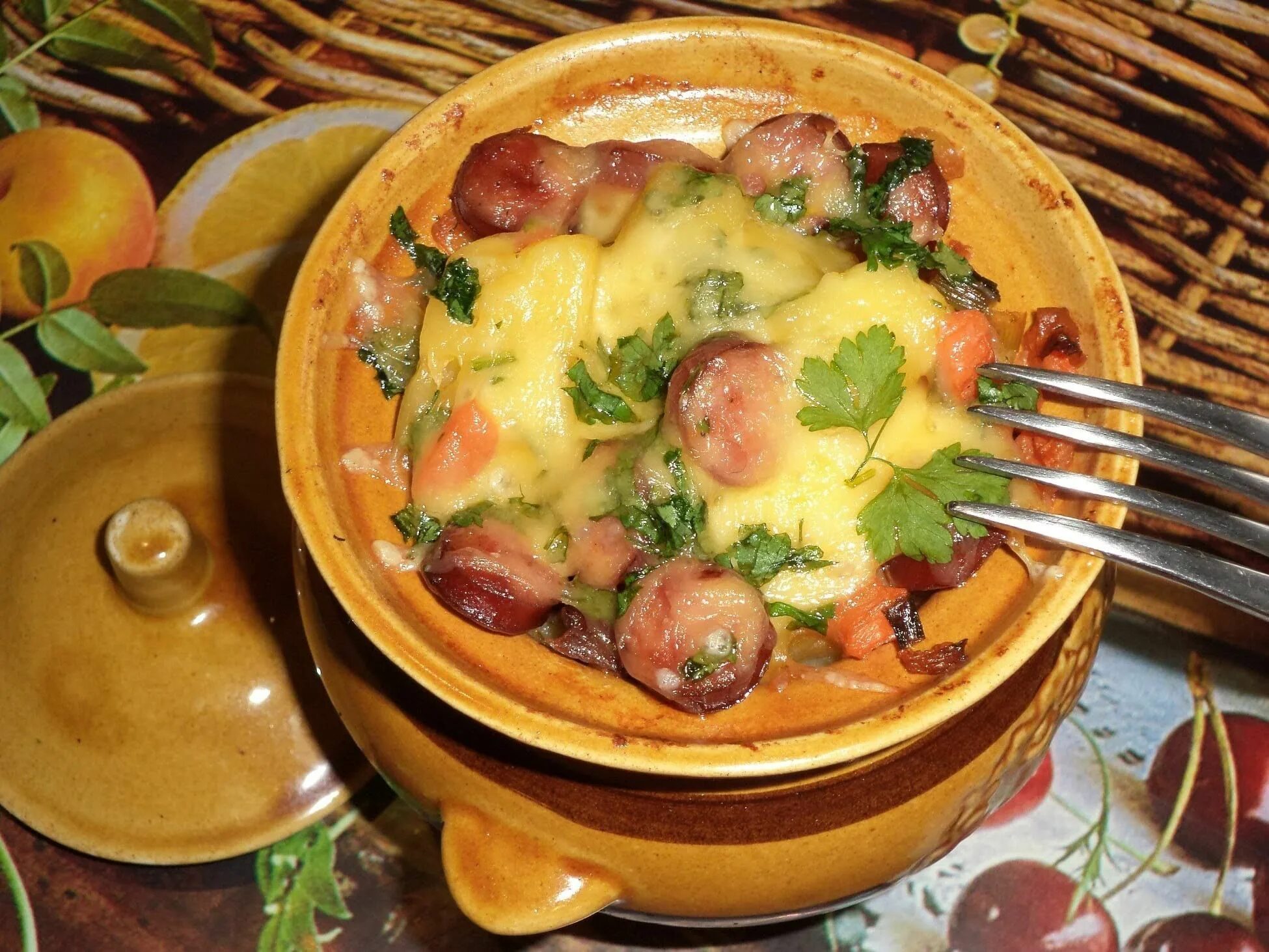 Блюдо в горшочке с сыром. Горшочки в духовке. Что вкусного приготовить в горшочках. Что вкусного приготовить в горшочках. Блюда в глиняном горшке.