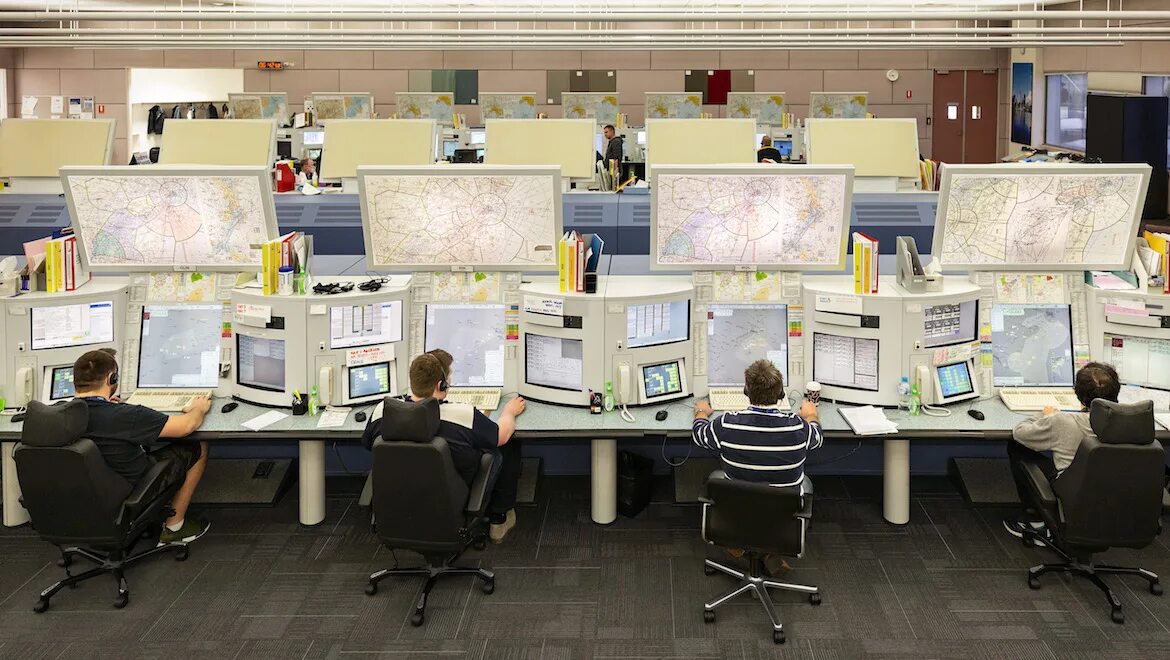 Центр трафик. Traffic Management Center. Command Control Center Airport. ATC Air service Logistic. Operation coordination Center OCC Airport SKYBRARY.