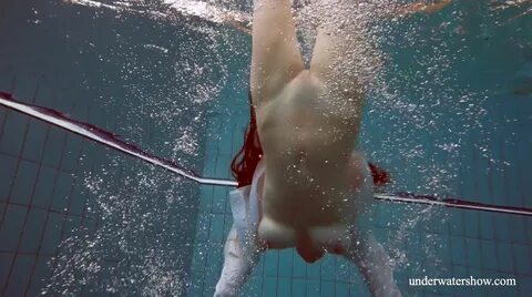 public Babe under water underwatershow. 