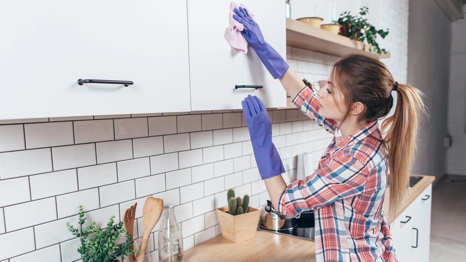 Woman cleaning. Уборка кухни. Уборка дома. Генеральная уборка кухни. Уборка по дому.