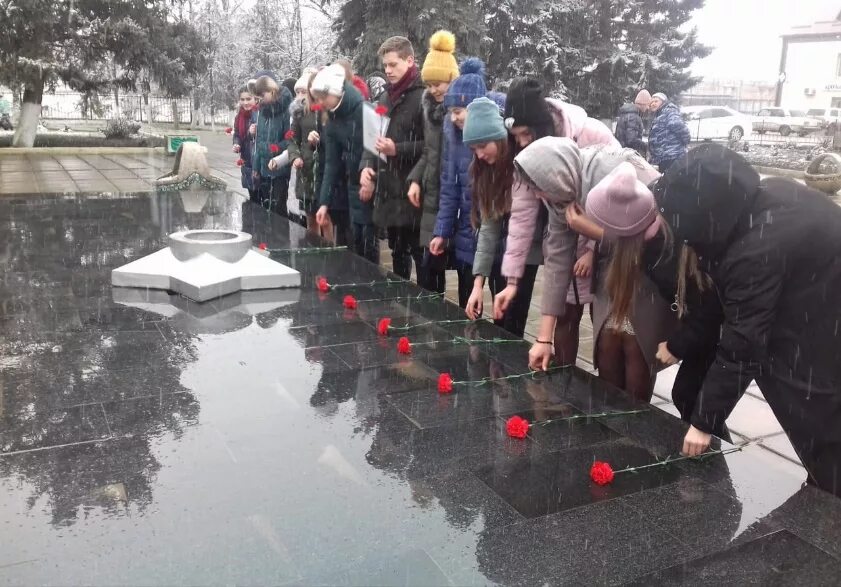 Село Солдато Александровское вечный огонь. Солдато-Александровское Ставропольский край школа 6. Солдатчане. Фонтан с. Солдато-Александровском.