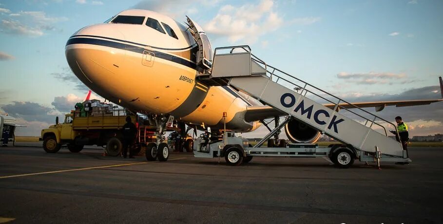 Полет на самолете омск. Омский самолет. Омск с самолета. Аэропорт Омск самолеты. Самолет Омск Калининград.