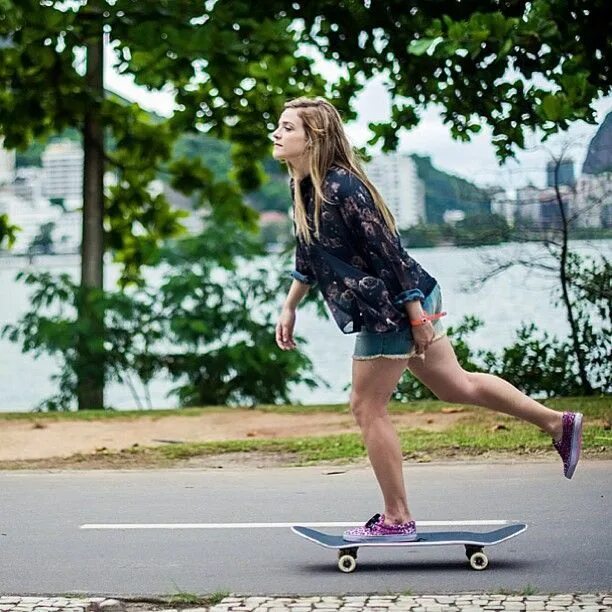 Можно ли кататься каждый день. Эбби Робертс скейт. Девушка на скейте. Девушка в платье на скейте.