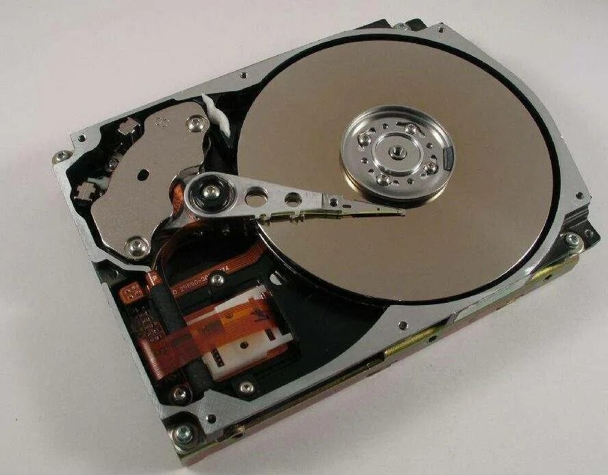 Жесткий диск для компьютера 1. Жесткий диск внутри. hdd диск изнутри. маленький жесткий диск. необычные жёсткие диски.