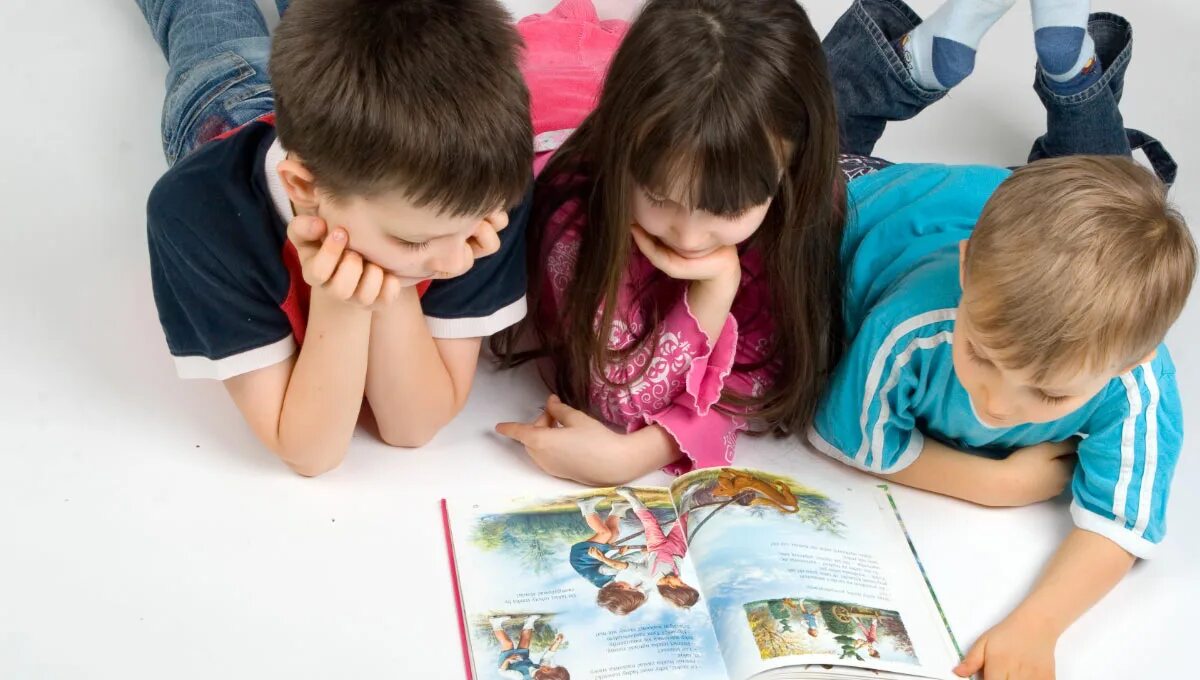 Картинка читаем сказку. Сказки для детей. Дети рассматривают иллюстрации. Дети рассматривают книги. Рассматривание иллюстраций с детьми.