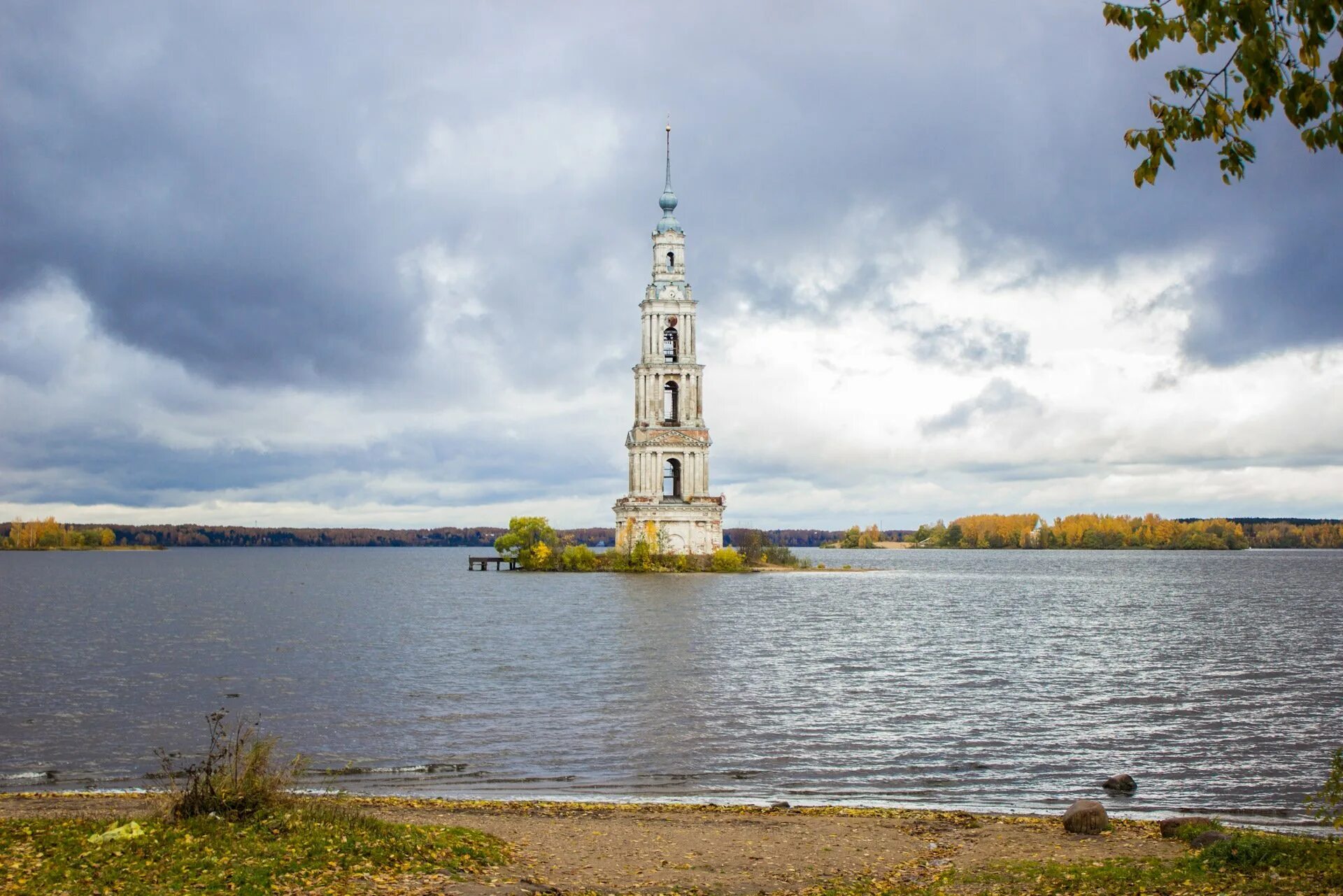 Сайты калязина. Калязин тверь достопримечательности. Затопленная колокольня николаевского собора калязин. Калязин волга. Администрация города калязина.