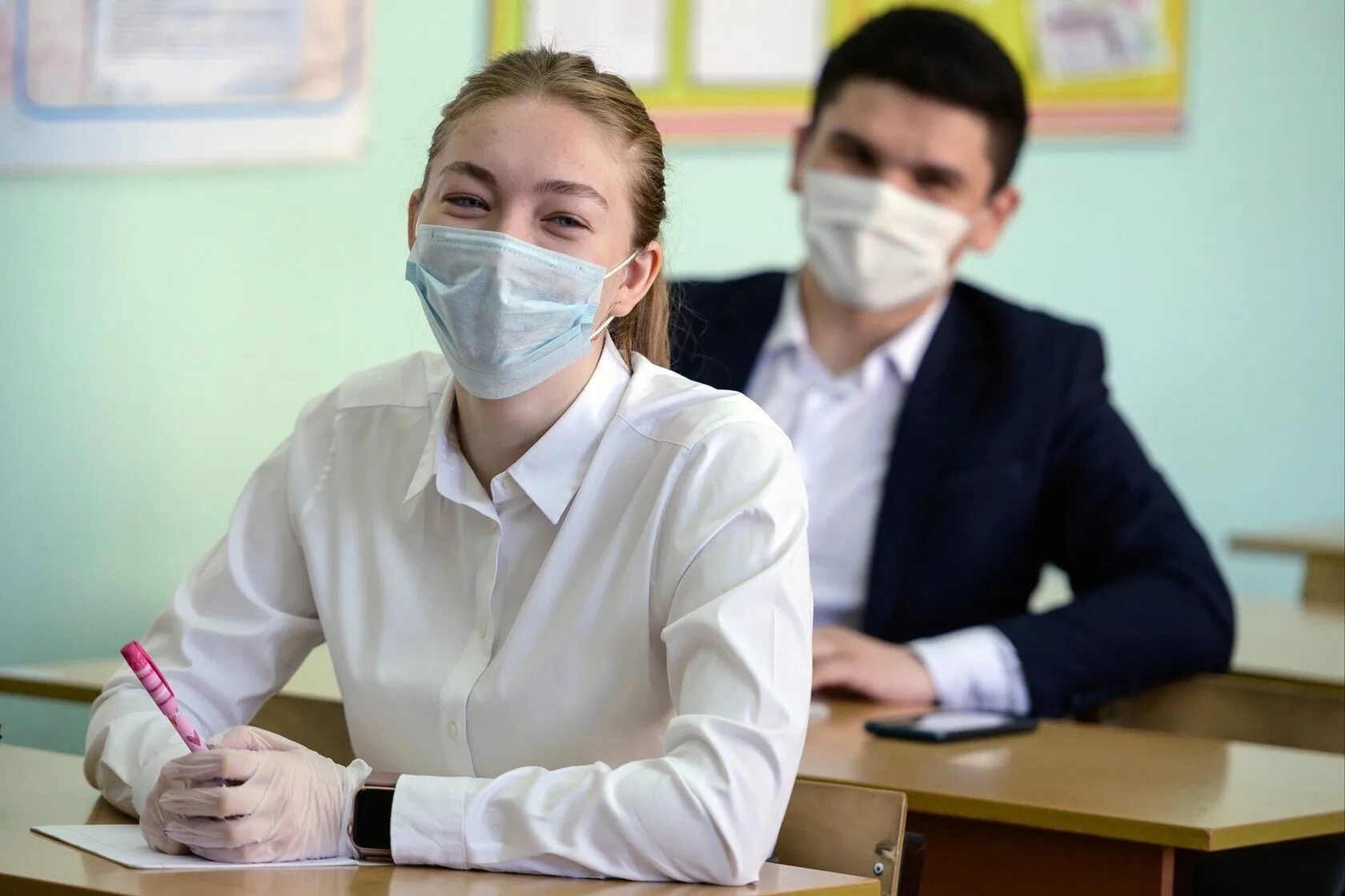 Тесты медицинских масок. Школьники в масках медицинских. Школьники на экзамене в масках. Студент в медицинской маске. Масочный режим.