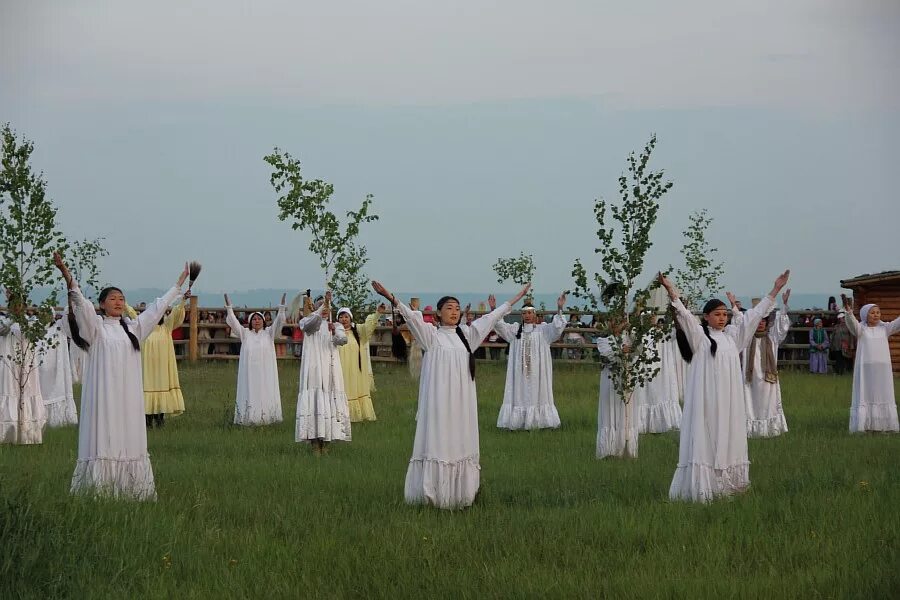 Якутские традиции. Якутский Ысыах шаман. Обряды якутов Ысыах. Ысыах Якутский праздник. Ысыах праздник солнца в Якутии.