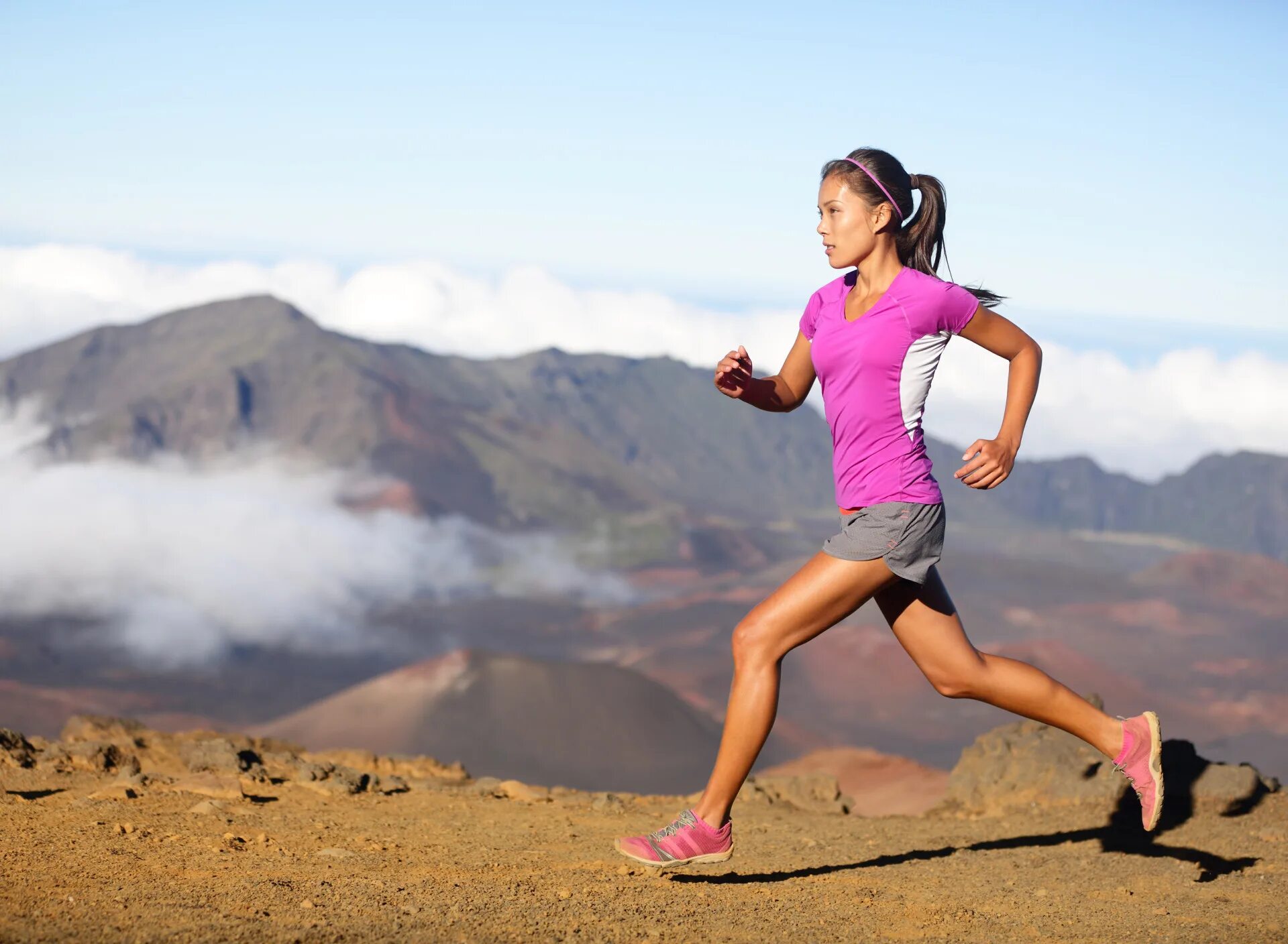 Run wife run. Девушка бежит. Красивая девушка бегит. Спортивная девушка бежит. Бегущий человек.