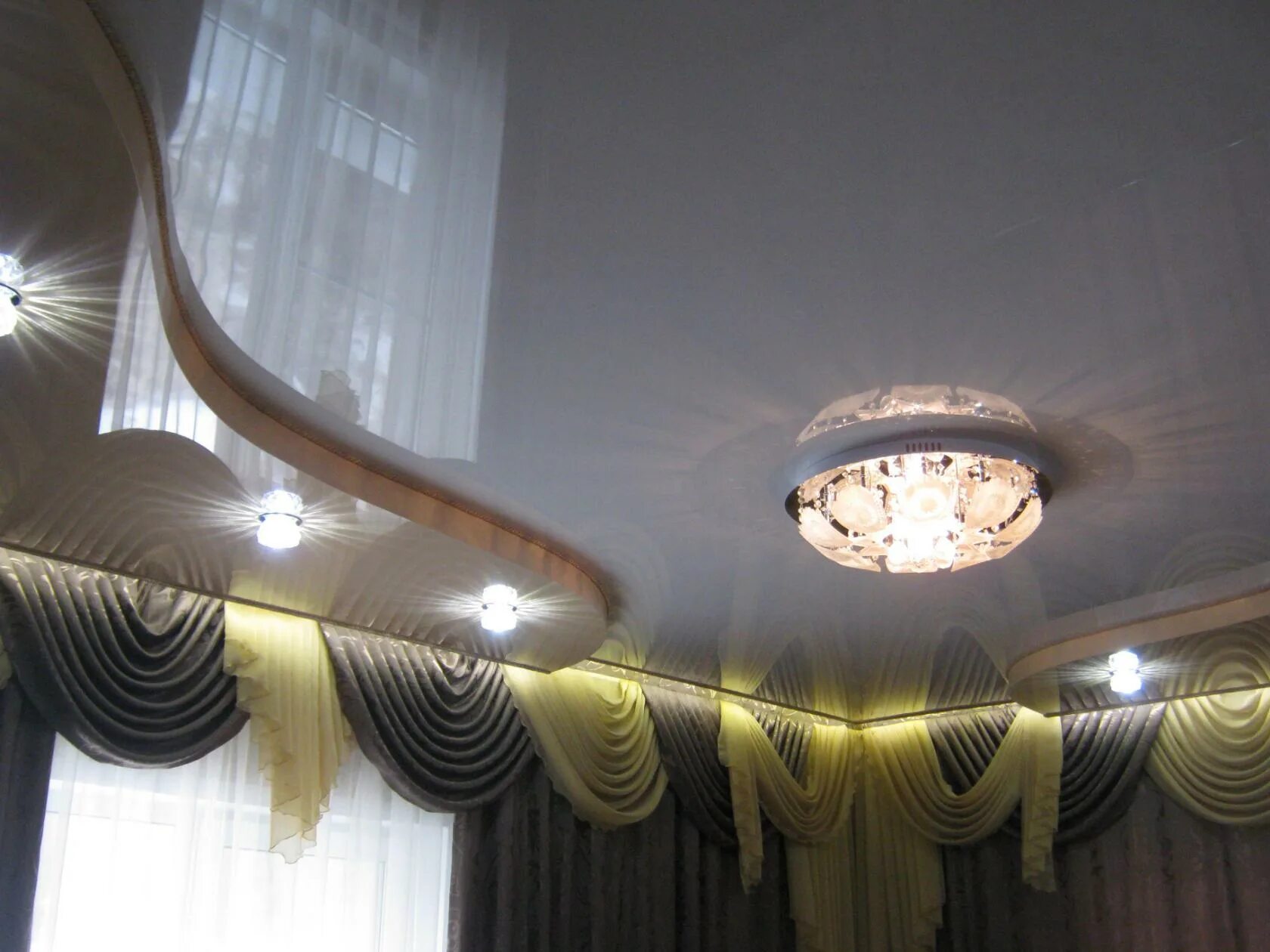 Двухуровневый потолок в коридоре. Потолки рубцовск. Натяжные потолки рубцовск. Натяжные потолки разной сложности. Новый свет рубцовск натяжные.