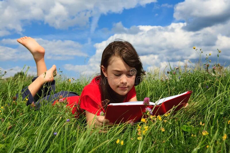 Книги для детей. Ребенок с книгой фото. День детской книги. Международный день детской книги фото. Новости день детской книги