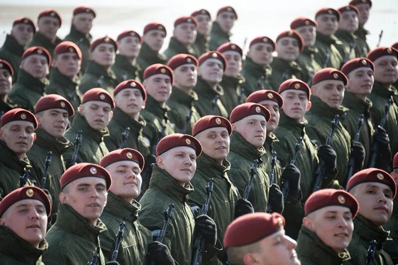 Войска нацгвардии. Войска росгвардии. краповые береты на параде.