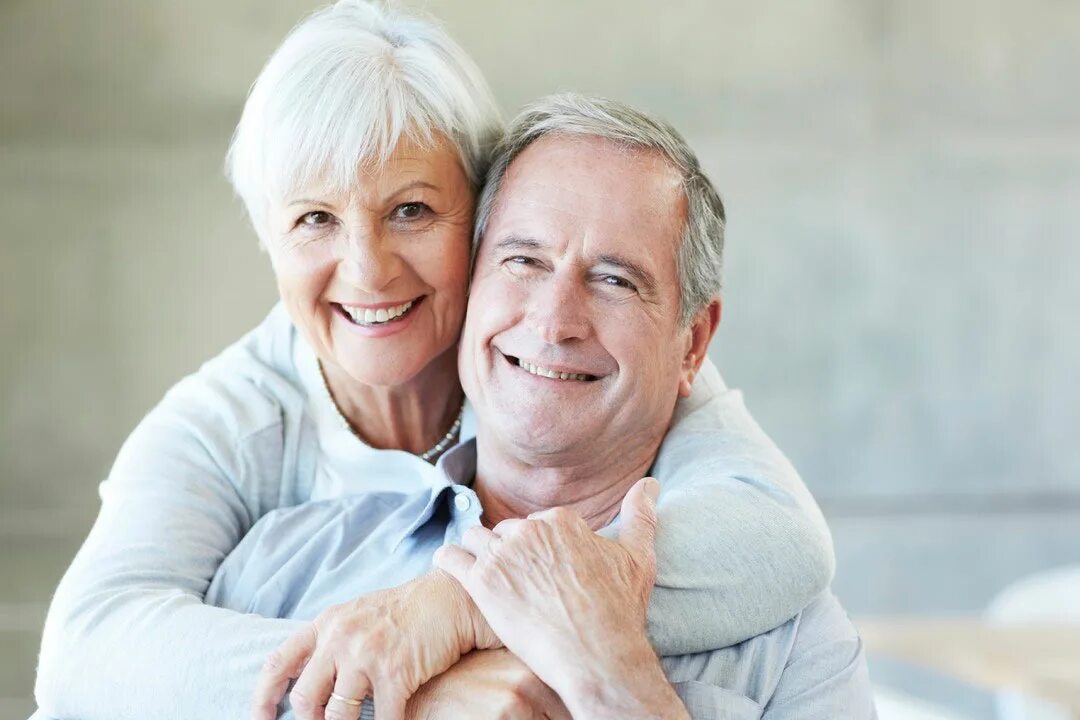 Счастливые пенсионеры. Фотосессия пожилых пар. Пожилые люди. Фотосессия пожилой пары. Старые семейные пары домашнее.