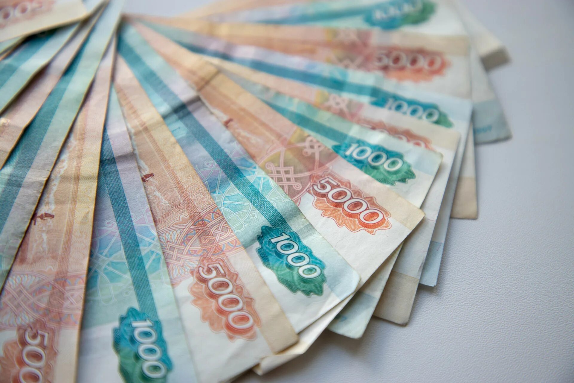 3 тысячи ежемесячно. Финансовые махинации. Тысяча рублей. 3 тысячи ежемесячно. Пособия на детей.