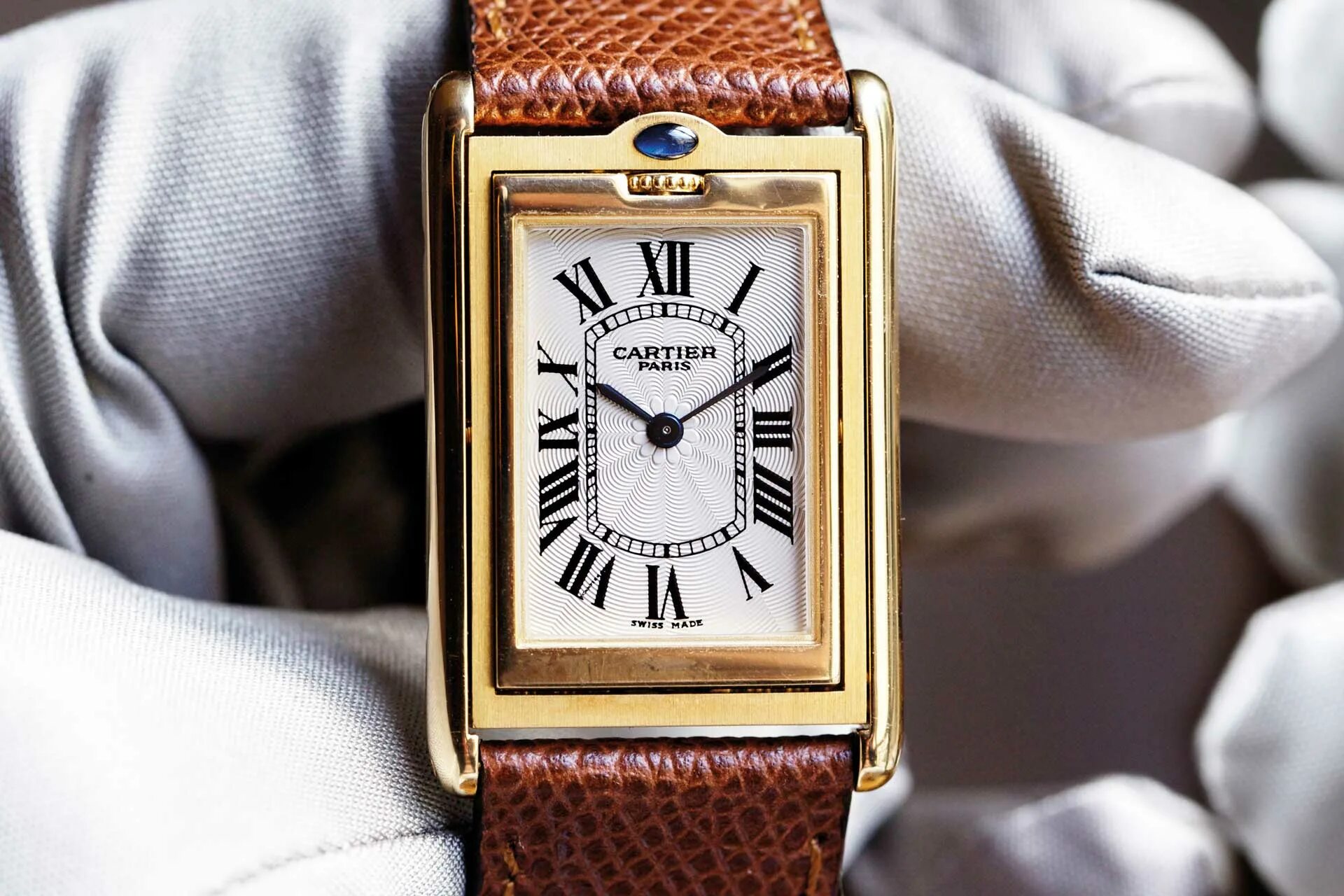 Часы. Cartier Paris часы. Cartier Tank Limited Edition. Часы Cartier 2499c. Картье в Париже.