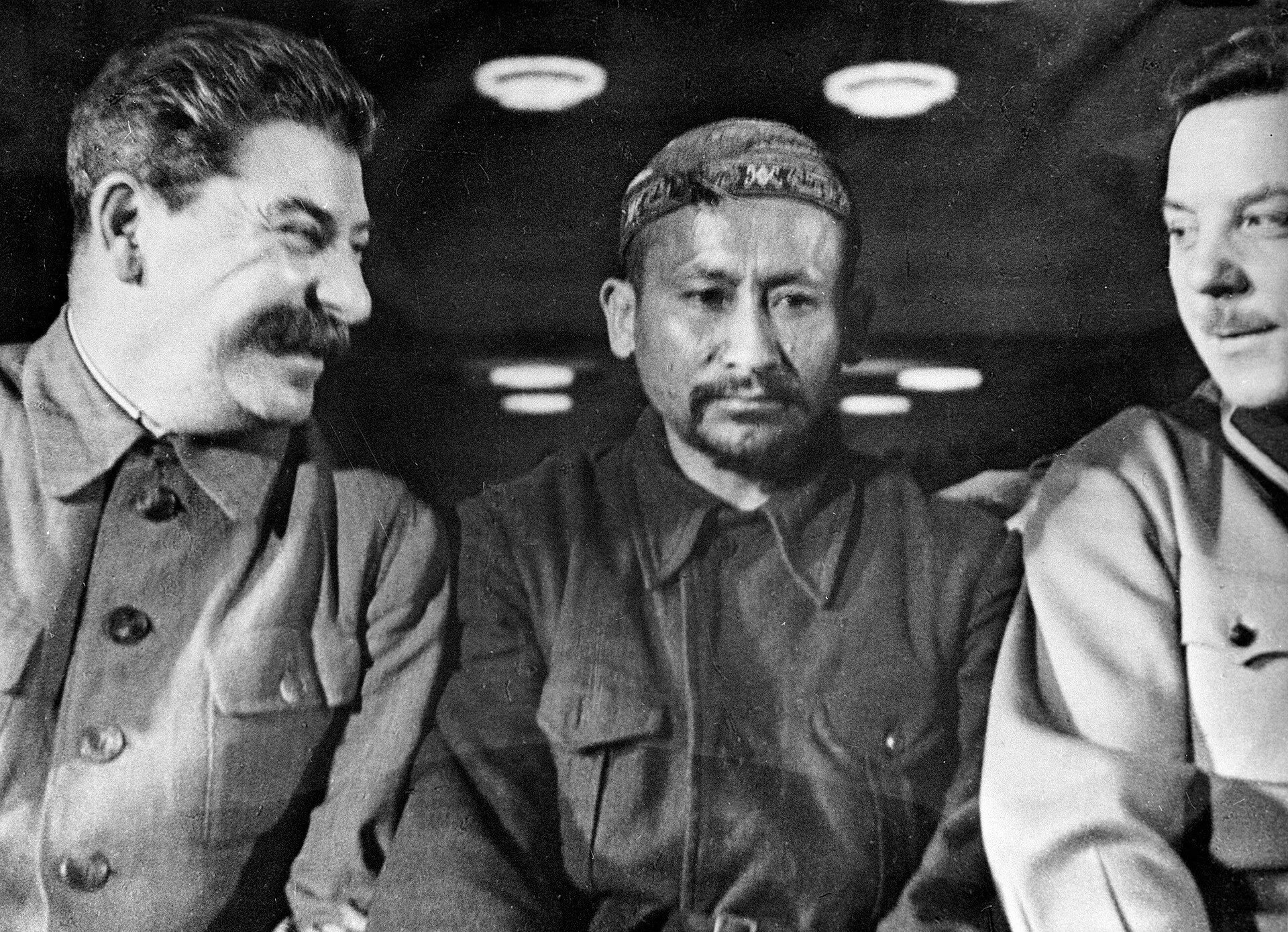 Сталин после него. Сталин, ворошилов на съезде. сталин 1920. сталин горький ворошилов.