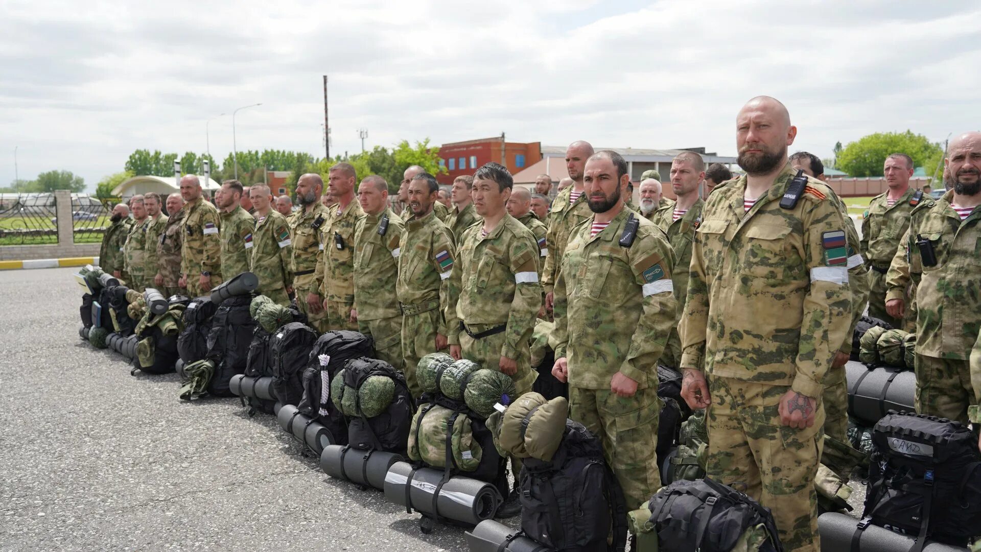 Сколько получают добровольцы на сво в 2024. Чеченская Военная форма. Добровольцы из России в Чечне. Добровольцы из Чечни в Донбассе. Форма Чеченской армии 2022.