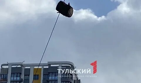 Зачем на лэп висят красно белые шары