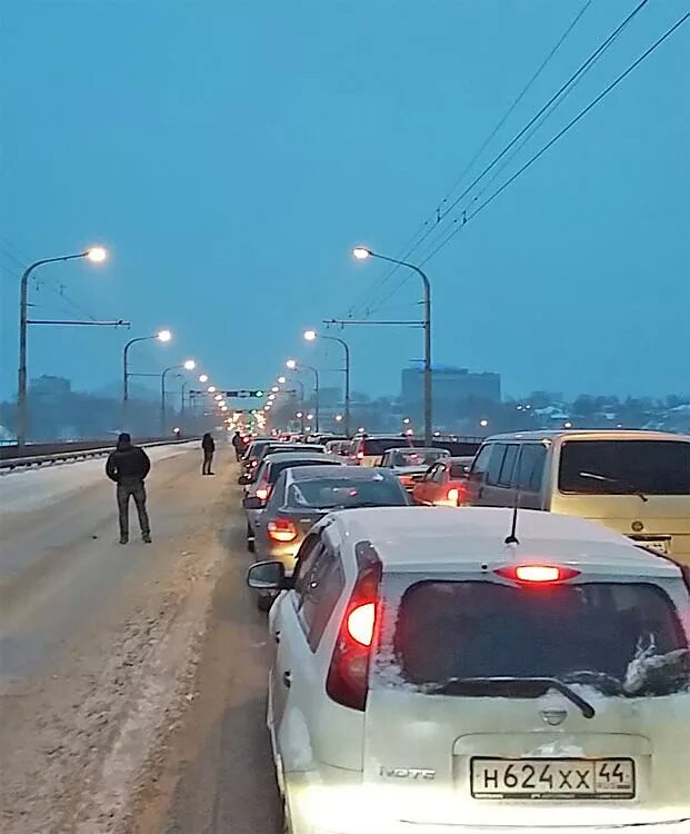 Пробка через мост. Кострома пробки на мосту. пробки кострома сейчас на мосту через волгу в костроме. пробки кострома. пробки в костроме сейчас.