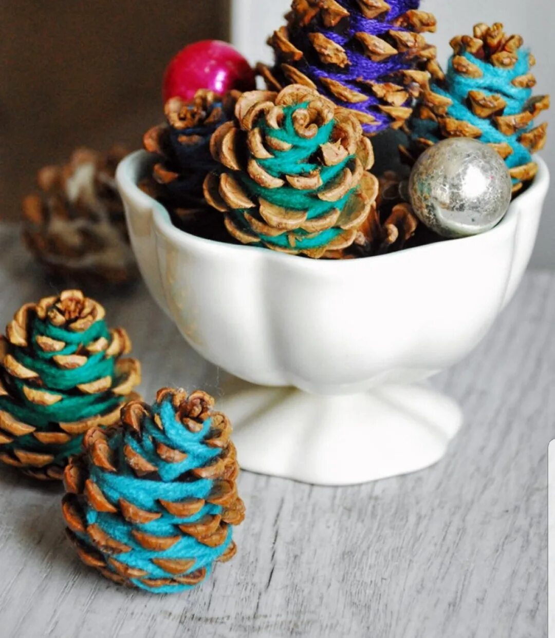 Как разукрасить шишки. Шишки окрашенные. Красим шишки акриловыми красками. Ёлочные шишки декор. Как разукрасить шишки.