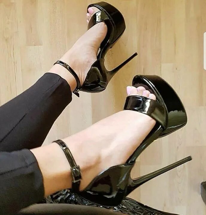 High heel mistress. Кэтрин Стилетто feet. Фетиш туфли.