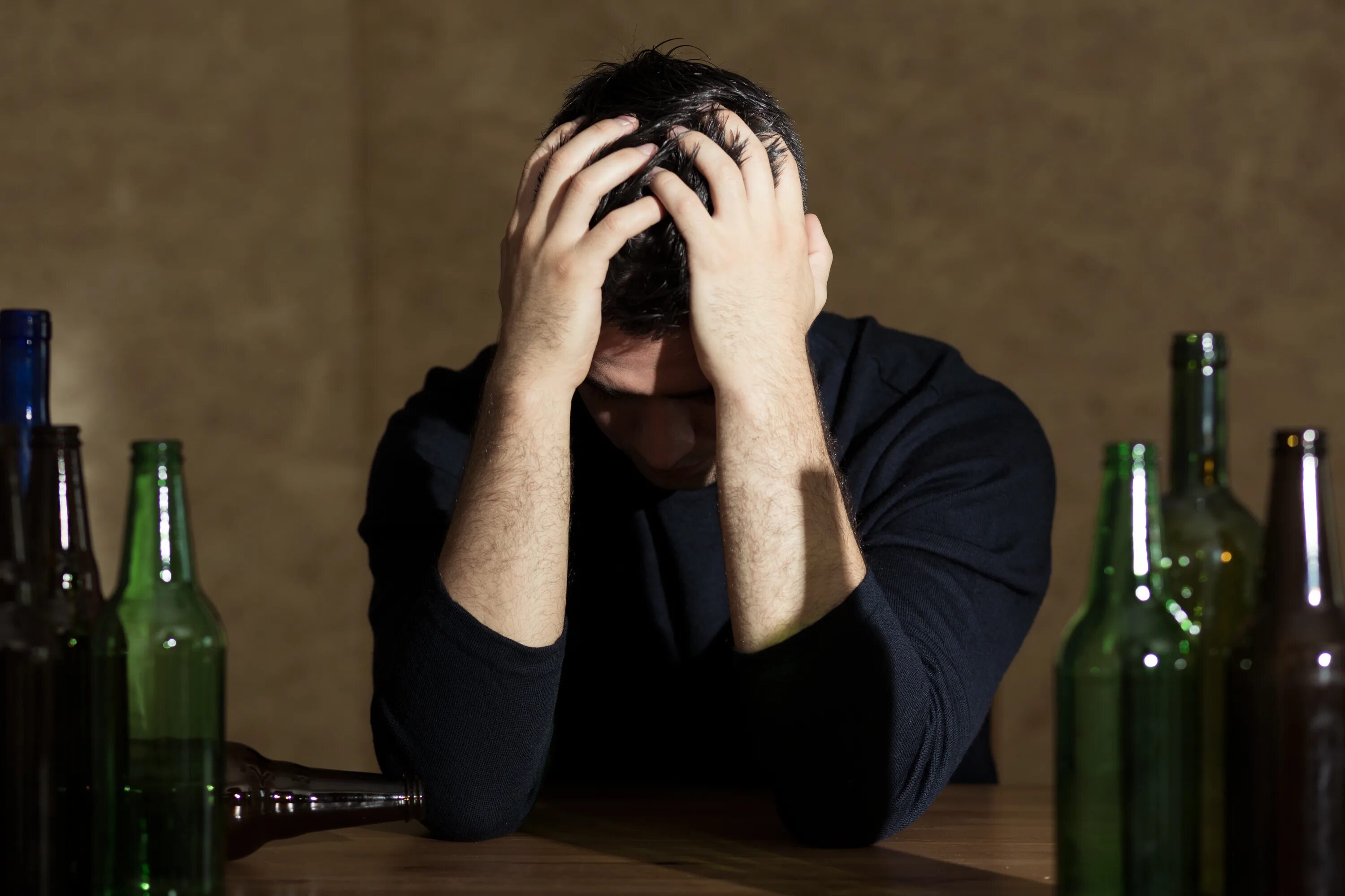 Как понять пьющего человека. Пьющий человек. Алкоголик в депрессии. Люди с алкогольной зависимостью. Пьющий алкоголь человек.