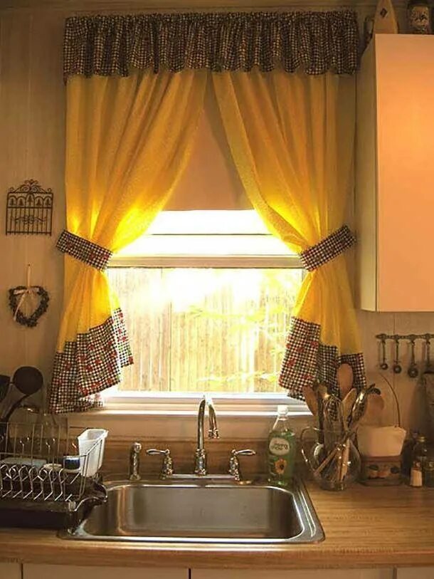 Лучшая штора на кухню. Кухонные занавески. Шторы на кухонное окно. Шторы на кухню короткие. Красивые шторки на кухню.