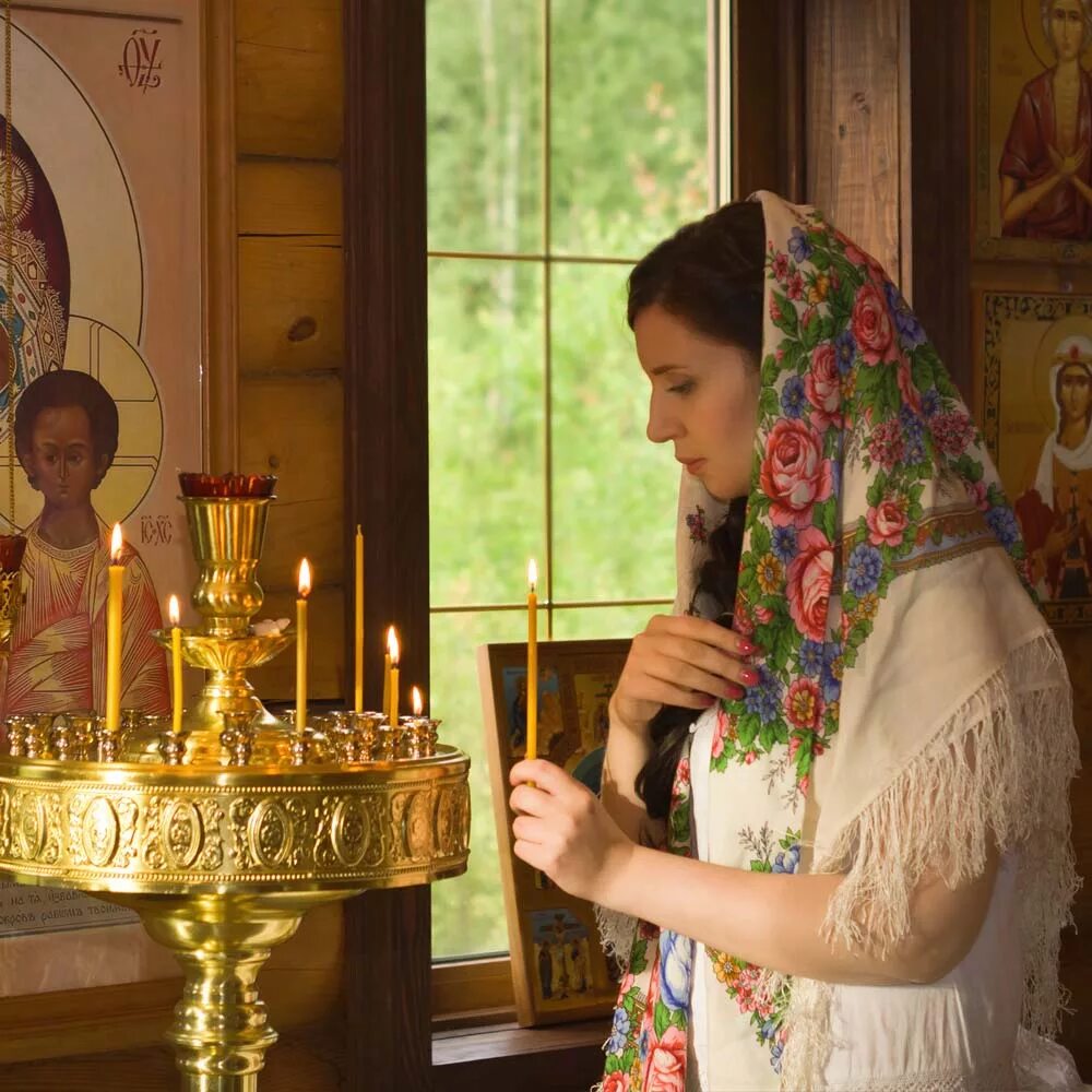 Женщина в церкви. Девушка в храме. Православная женщина. Православная девушка в церкви.