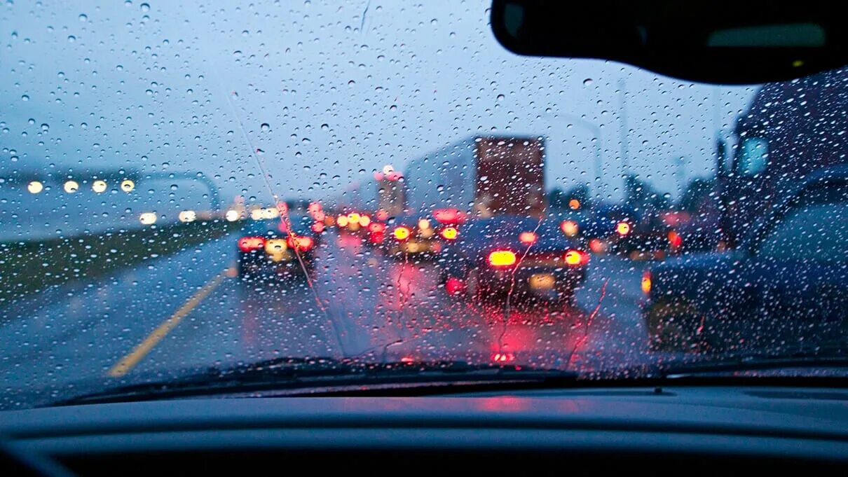 Driver rain. Машина едет в дождь. Вид из окна машины дождь. За рулем в дождь. Вид с окна машины.