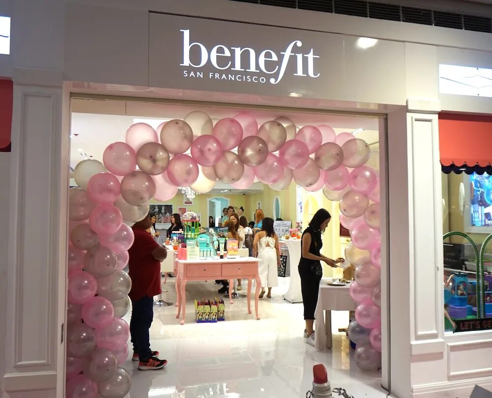 Benefit store. Benefit store. Benefit store. Benefit store. Салон косметики.