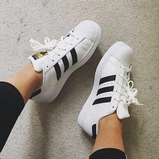 Черные полосы на подошве белых кроссовок. Кроссовки adidas Superstar с золотыми полосками женские. Adidas Superstar 4 полоски. Adidas Superstar на высокой подошве. Кроссовки адидас белые с черными полосками.