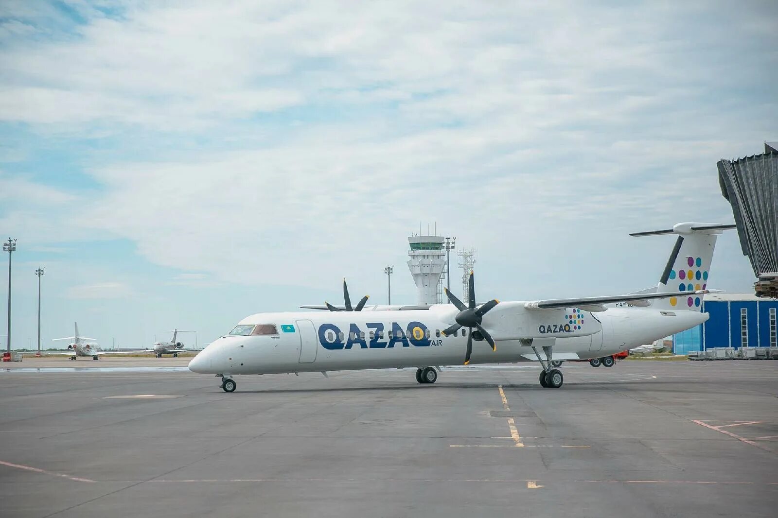 Купить самолет в казахстане. Бомбардье самолет Qazaq Air. Казахская авиакомпания Qazaq Air. Qazaq самолет Казахстан. Авиапарк Qazaq Air.