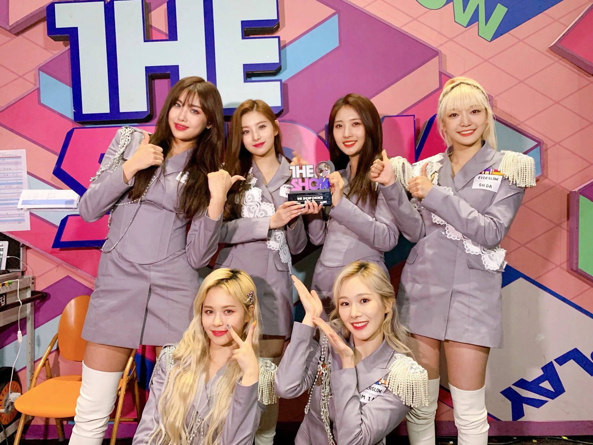 Корейская группа everglow. Everglow участницы dun dun. K pop группа everglow. Эверглоу кпоп. K pop группа everglow.