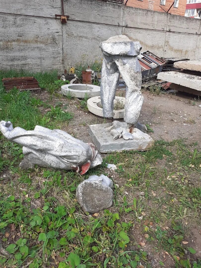 Памятник павлику морозову. Памятник павлику морозову. Памятник павлику морозову. Павлик морозов памятник в москве. Памятник павлик морозов г глазов.