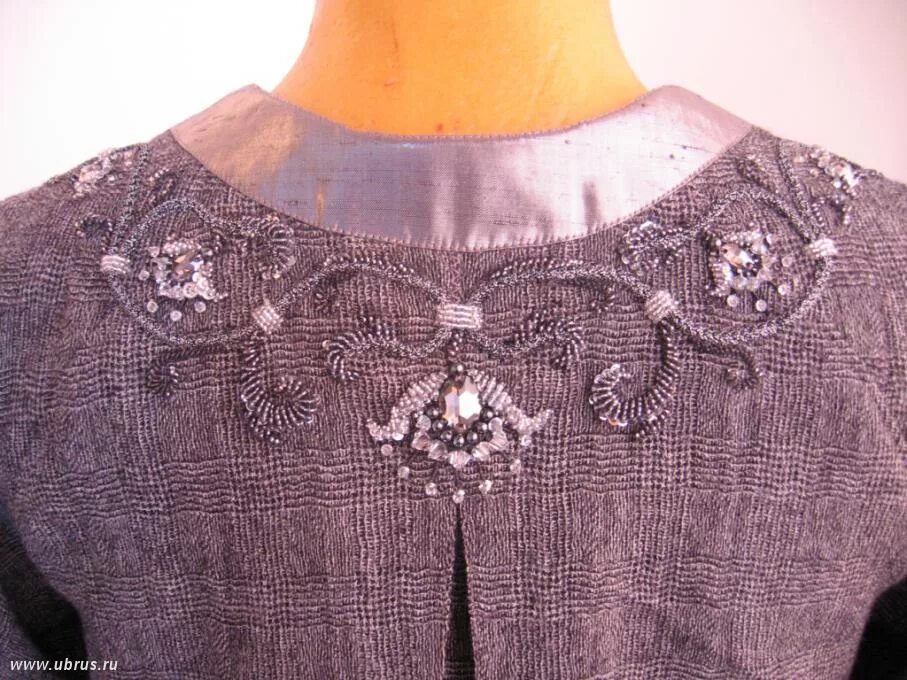 необычная вышивка на одежде. вышивка шнурком на одежде. декор горловины платья. Leader платье 2376 гжель. вышивка гладью на блузке.