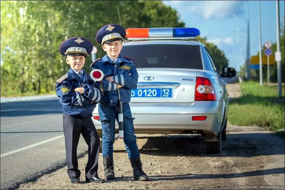 В области дорожного движения. Полицейский для детей. Профессия инспектор ГИБДД. ДПС для детей. Юный инспектор ГИБДД.