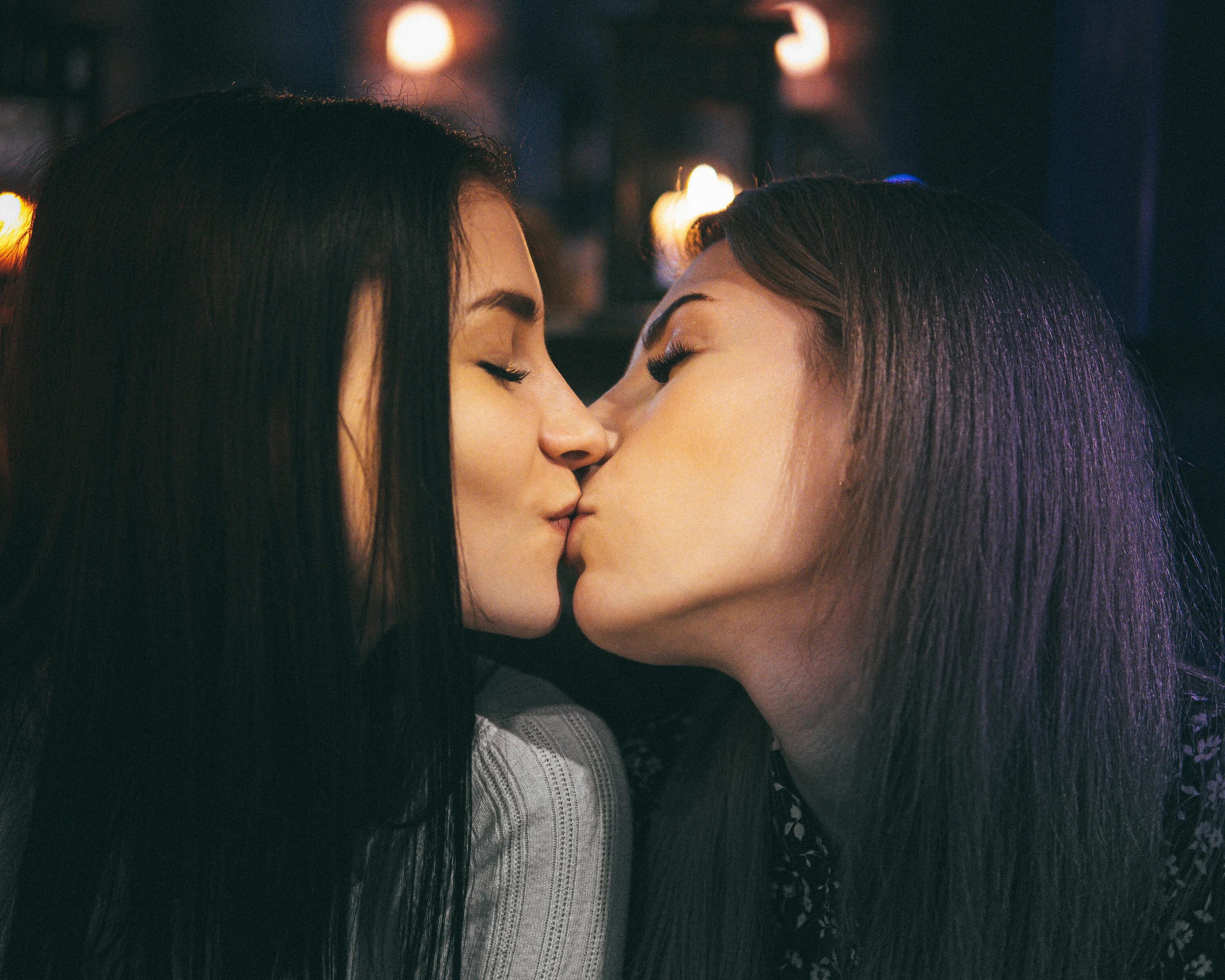 Lesbian 12. Поцелуй девушек. Поцелуй двух девушек. Красивый лесбийский поцелуй. Девушка целует девушку.