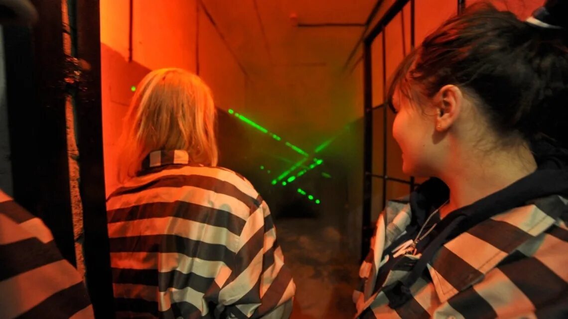 квесты сургут. Exitgames сургут квесты. квесты сургут. страшный квест в сургуте в богатыре. лазертаг в темноте.