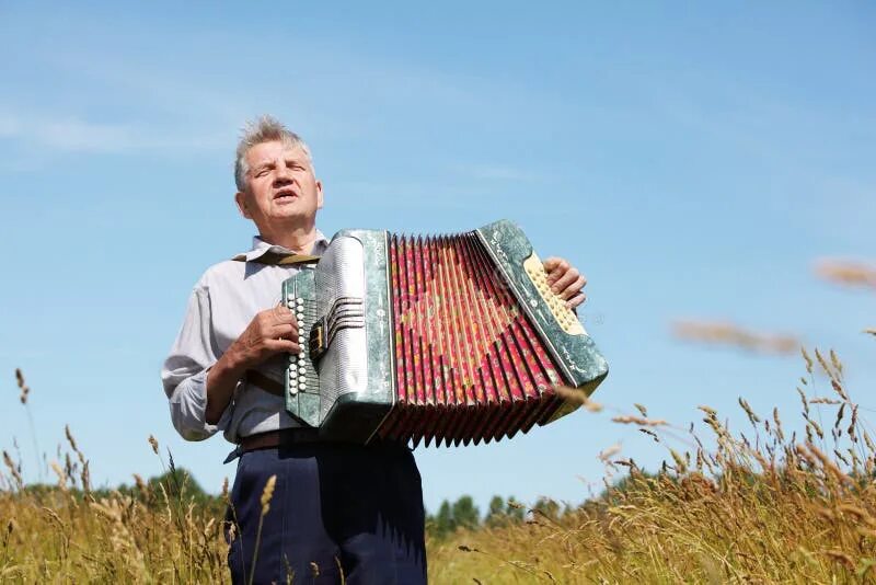 Парни играющие на гармошке. Парень с гармошкой. Парень с баяном. Парень с гармонью. Парень с гармонью.