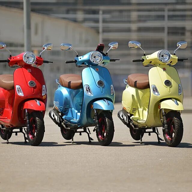 мопед ретро стиль. скутер сочи. скутер в сочи. трискутер. скутер шеринг сочи мопед.