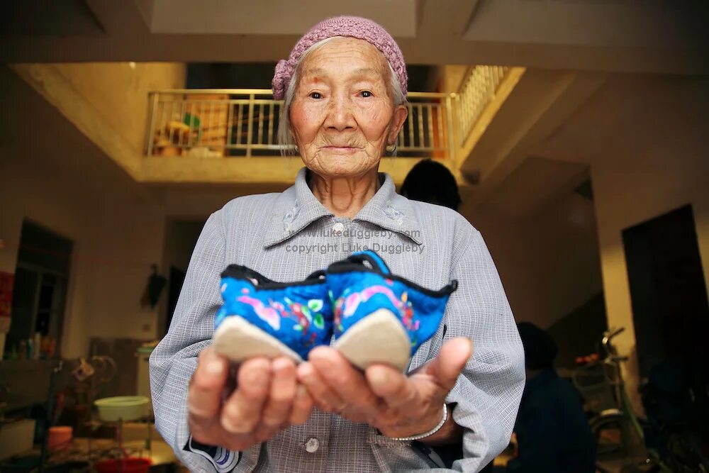 Самый взрослый человек на земле. Самые маленькие бабушки в мире. Ноги китайских бабушек. Самая бабушка в мире.