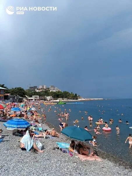 Приветное пляж 2022. Море в алуште в августе. Море в алуште в августе. Пляж пансионата цитрус алушта. Море в алуште в августе.