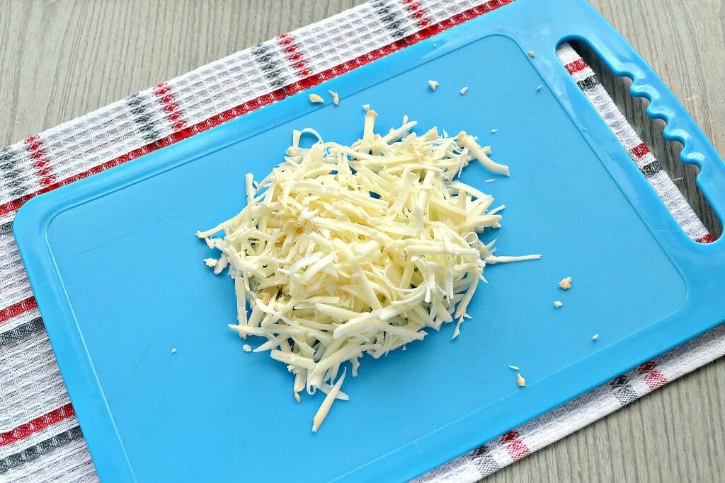 Крабовые палочки сыр копченый. Сыр на терке. Копченый сыр на терке. Крабовые палочки тертые на терке с сыром. Колбаса и сыр на терке.