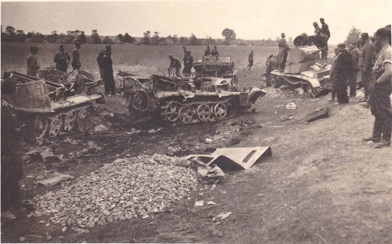 Белосток 1941. Уничтоженная советская автоколонна 1941. подбитые танки ркка 1941. немцы в белоруссии 1941.