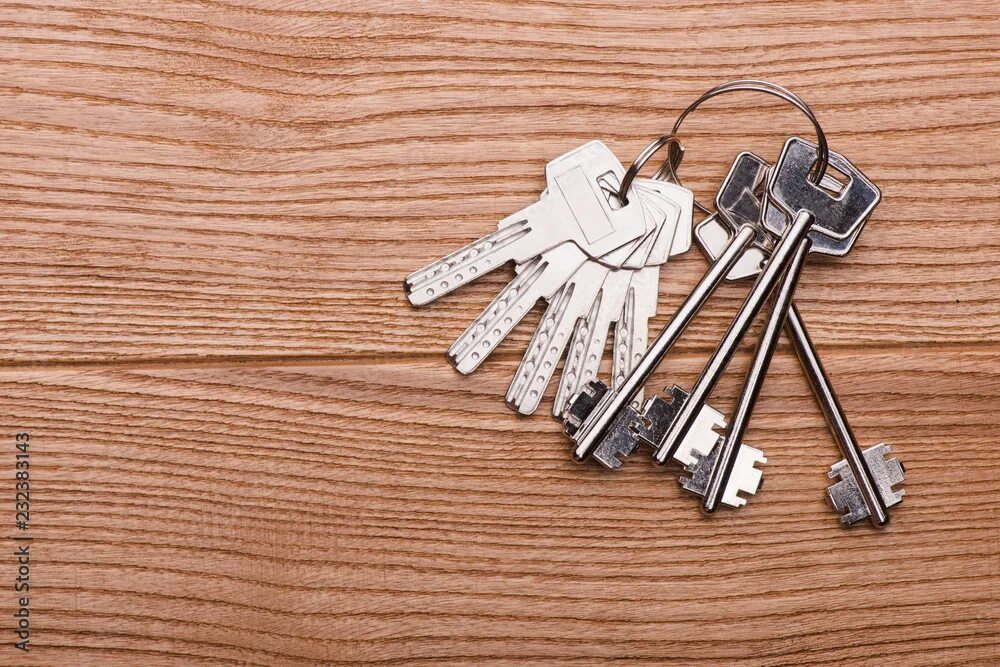 My keys on the table. Keys on the table. the keys are on the table. electrocar key on the table. что можно сделать из дверных ключей.