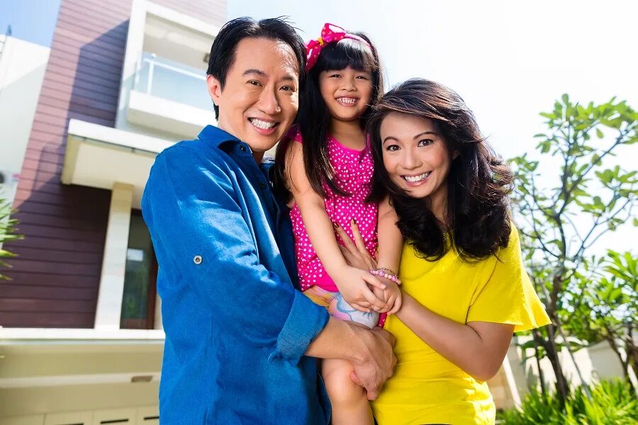 Asian parents. Читающая семья азиаты. Asian parents. Keluarga. Сингапурская семья.