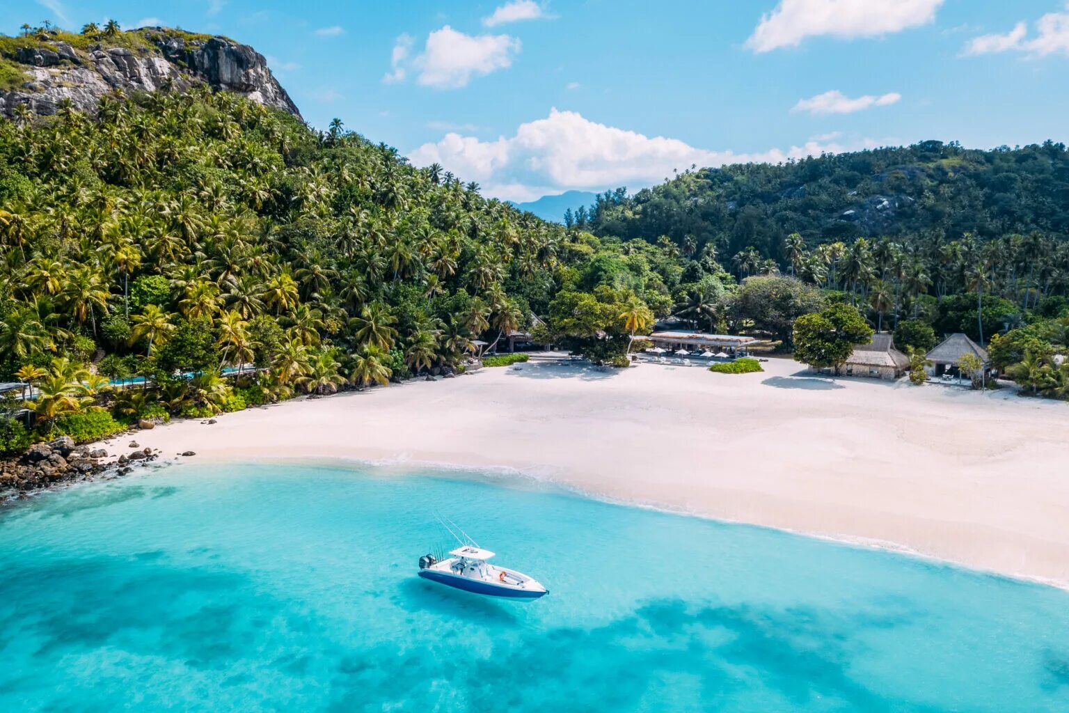 Hot island. Сейшелы Норт Айленд. Сейшелы остров Исланд. Отель North Island, Сейшелы. Остров Норд Сейшельские острова.