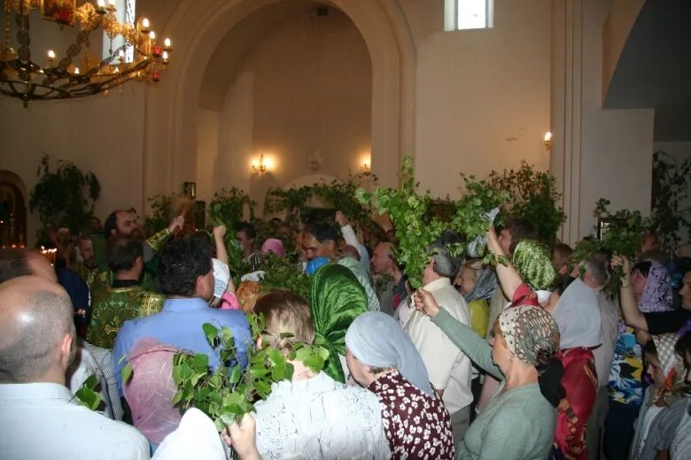 таинство венчания в православной церкви. таинство крещения в православной церкви. православные люди. крестины ребенка.
