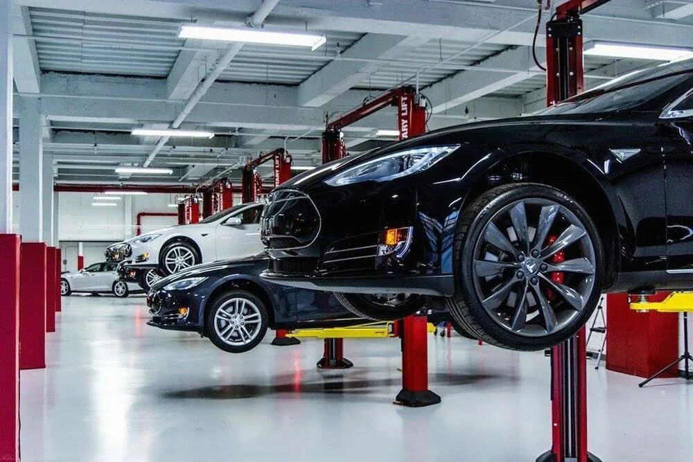 Сервис электромобилей. Сервис электромобилей. Сервисный центр tesla. Tesla model 3 снизу на подъемнике. Подъемник для авто.