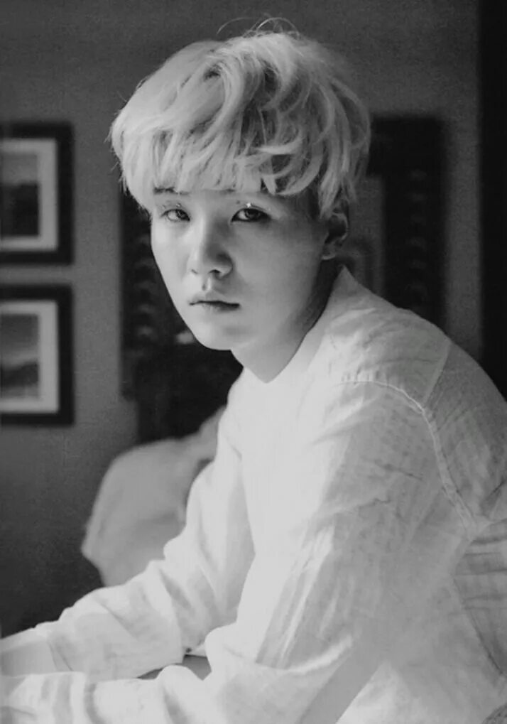 Белые юнги. Min yoongi BTS. Шуга БТС. Юнги БТС. Шуга из БТС.